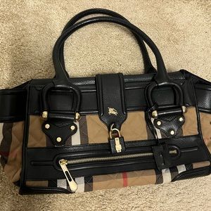 Burberry purse (Authentic). No marks on the exterior/clean interior.
